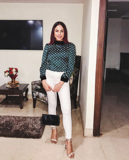 Nitibha Kaul feet photo 18
