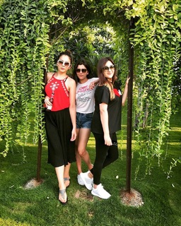 Nitibha Kaul feet photo 17