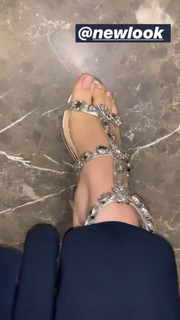 Nitibha Kaul feet photo 10