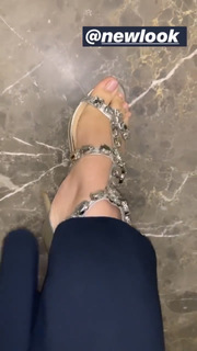 Nitibha Kaul feet photo 8
