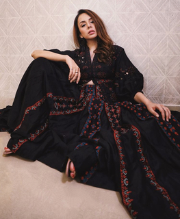 Nitibha Kaul feet photo 10