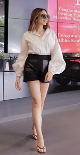 Nitibha Kaul feet photo 15