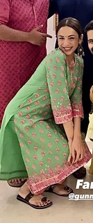 Nitibha Kaul feet photo 8