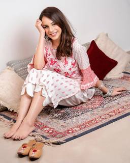 Nitibha Kaul feet photo 17