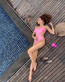 Nitibha Kaul feet photo 8
