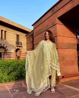 Nitibha Kaul feet photo 17