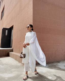Nitibha Kaul feet photo 16