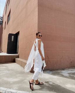 Nitibha Kaul feet photo 15