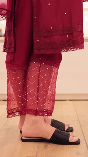 Nitibha Kaul feet photo 12