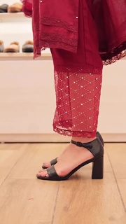 Nitibha Kaul feet photo 11