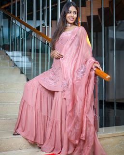 Nivetha Pethuraj feet photo 20