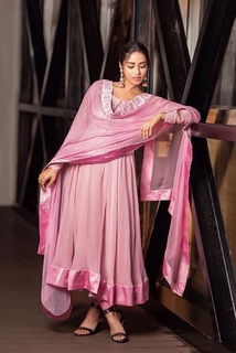 Nivetha Pethuraj feet photo 18