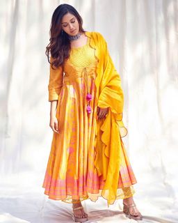 Nivetha Pethuraj feet photo 1