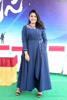 Nivetha Thomas feet photo 18