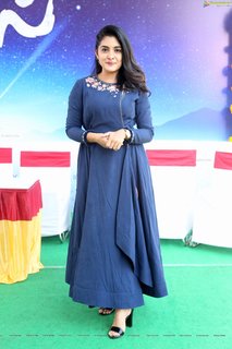 Nivetha Thomas feet photo 17