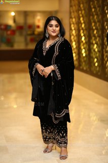 Nivetha Thomas feet photo 17