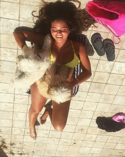 Noa Kirel feet photo thumbnail