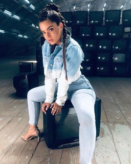 Noa Kirel feet photo thumbnail