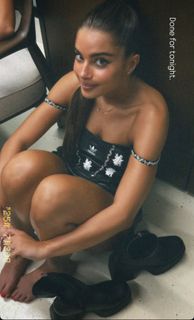 Noa Kirel feet photo thumbnail