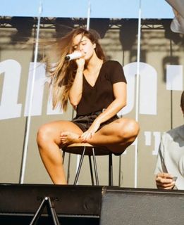 Noa Kirel feet photo thumbnail