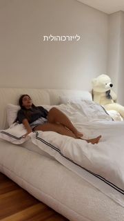 Noa Kirel feet photo thumbnail