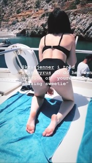 Noah Cyrus feet photo thumbnail