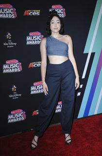 Noah Cyrus feet photo thumbnail