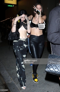 Noah Cyrus feet photo thumbnail