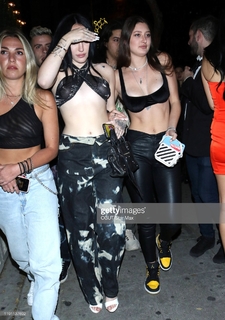 Noah Cyrus feet photo thumbnail