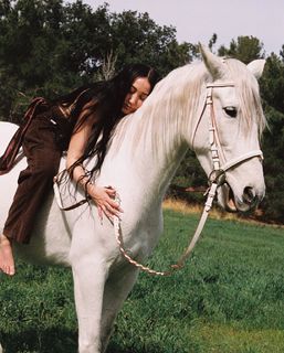 Noah Cyrus feet photo thumbnail