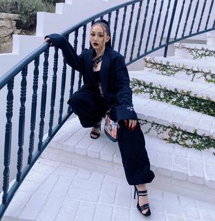 Noah Cyrus feet photo thumbnail