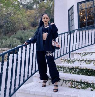 Noah Cyrus feet photo thumbnail