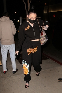 Noah Cyrus feet photo thumbnail