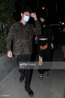 Noah Cyrus feet photo thumbnail