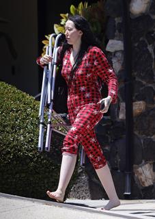 Noah Cyrus feet photo thumbnail