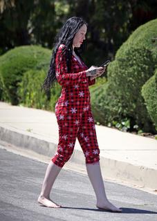 Noah Cyrus feet photo thumbnail