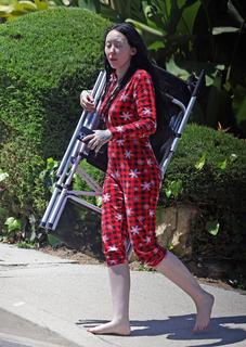 Noah Cyrus feet photo thumbnail