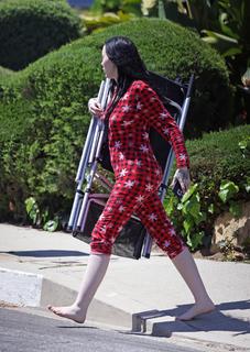 Noah Cyrus feet photo thumbnail