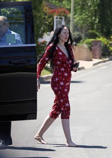 Noah Cyrus feet photo thumbnail