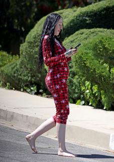 Noah Cyrus feet photo thumbnail