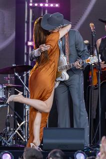 Noah Cyrus feet photo thumbnail