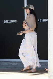 Noah Cyrus feet photo thumbnail