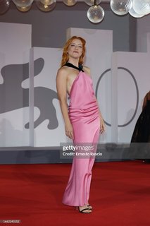 Noemi feet photo 4