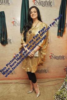 Noor feet photo 5