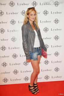 Nora Arnezeder feet photo thumbnail