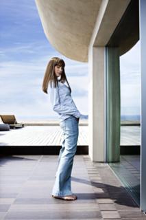 Nora Arnezeder feet photo thumbnail