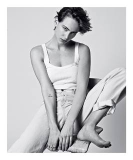 Nora Arnezeder feet photo thumbnail