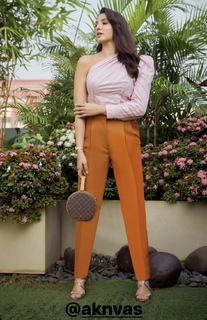 Nora Fatehi feet photo thumbnail