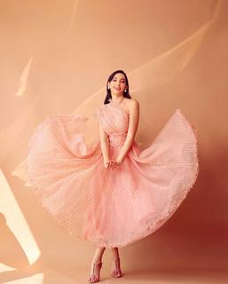 Nora Fatehi feet photo thumbnail