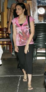 Norah Jones feet photo thumbnail